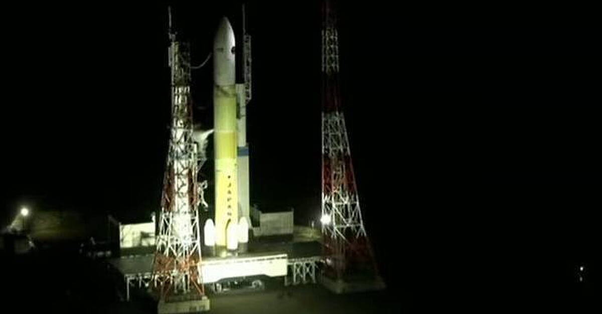 Japan launches unprecedented mission to bring back samples from Mars's moon Phobos