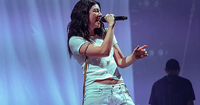 Lorde calls out Robert Kraft with 'Free Palestine' jacket at show