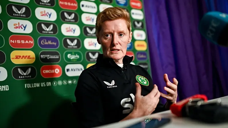 Labhra&iacute;onn Eileen Gleeson Faoi Conas a mBeidh Foireann Idirn&aacute;isi&uacute;nta na mBan ag D&eacute;ile&aacute;il le Biseach Katie McCabe