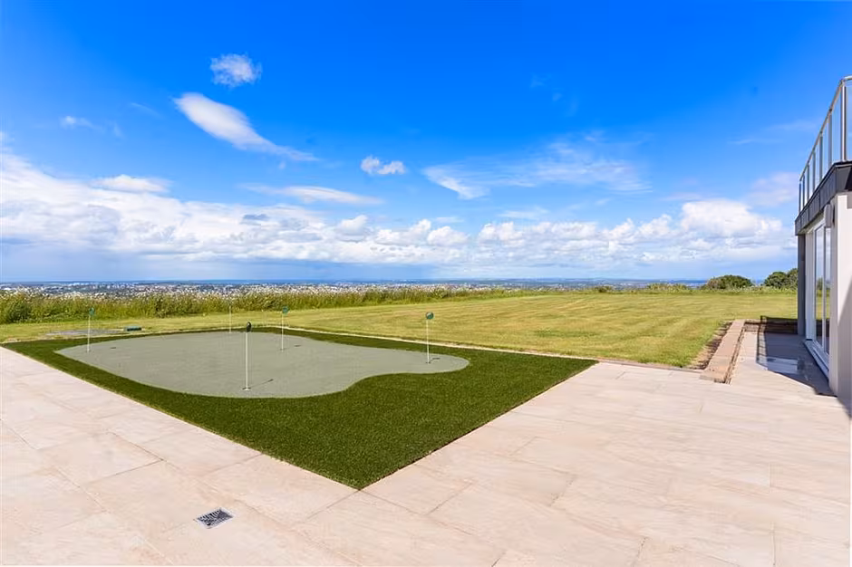 You can take in breathtaking views while practicing your golf game at Mount Venus