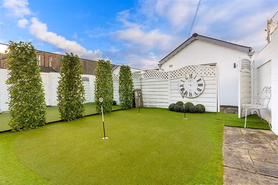 30 Mountpleasant Terrace has a back garden that is a golfing paradise