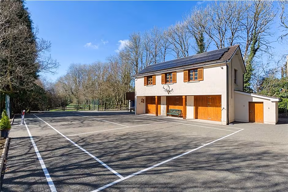 The tennis court in Highfield