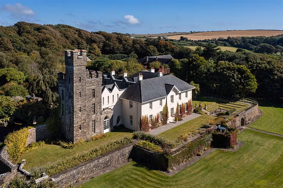 Coolmain Castle has definite romantic vibes