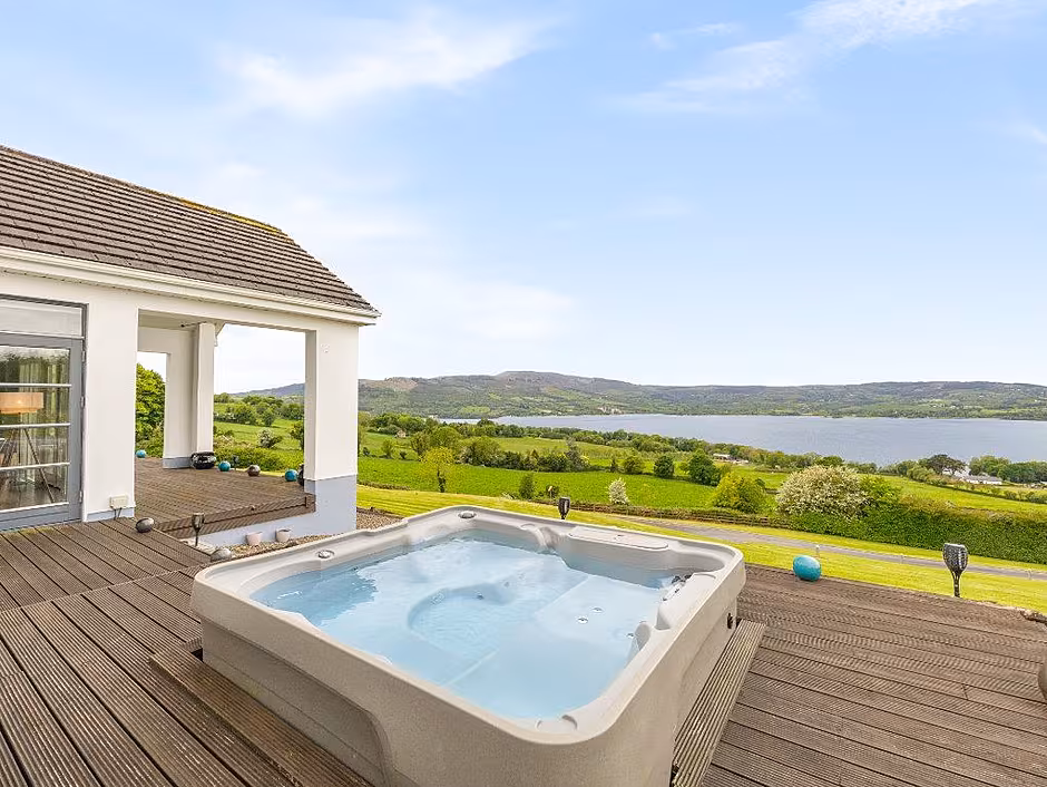 Winterwood offers a sunken jacuzzi with uninterrupted views of Lough Derg