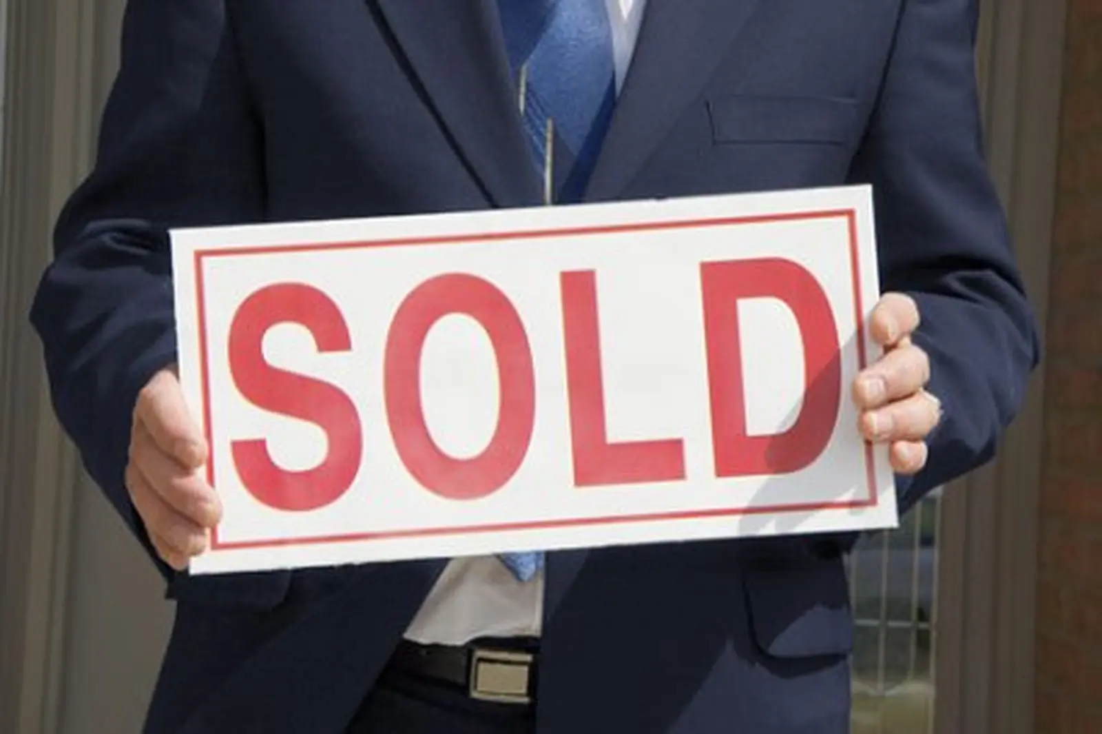 Law to control estate agents to come into force by the end of the year