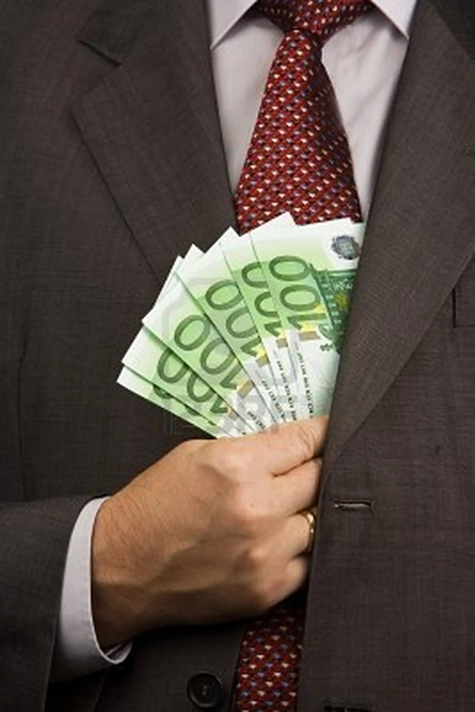 Household incomes stabilise