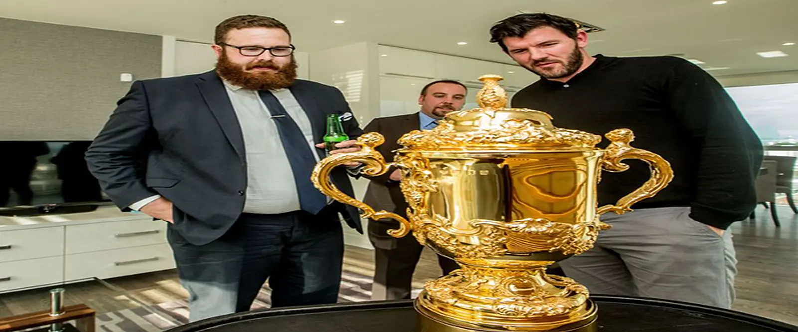 Renters get huge surprise when they're greeted by Shane Horgan and the Rugby World Cup