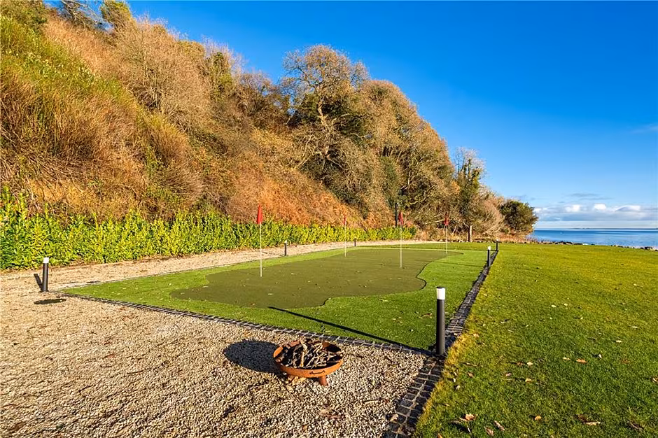 Bankhead enjoys an outdoor putting area