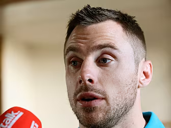 PIC: Tommy Bowe uses scar on h...