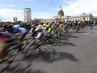 Thousands turn out as Giro cro...