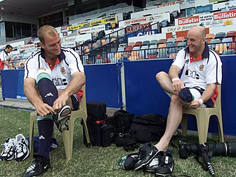 Old mates Lawrence Dallaglio a...