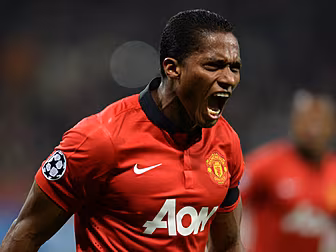 Antonio Valencia signs new Man...