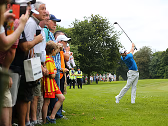 McIlroy explodes on back 9 to...