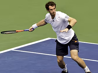 Andy Murray wins first title i...