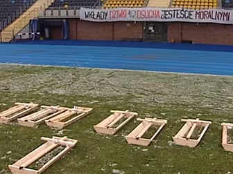 VIDEO: Fans of poorly performi...