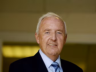 Tributes paid to former broadc...