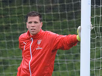 Arsenal's Szczesny lashes...