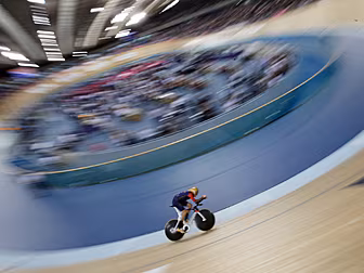 Bradley Wiggins smashes cyclin...