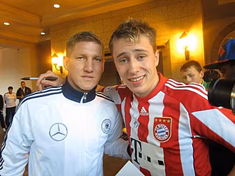 PIC: Schweinsteiger pays tribu...