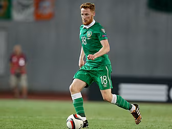 Stephen Quinn signs for Readin...