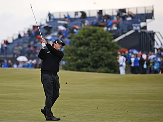 WATCH: Mickelson's tee sho...