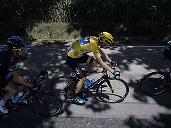 WATCH: Froome team-mate suffer...