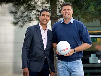 Chris Kamara's laying down...
