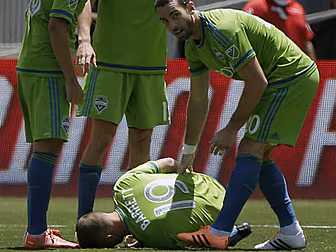 WATCH: MLS star injures himsel...