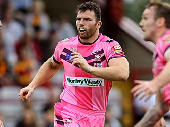 Nigel Owens sends message of s...