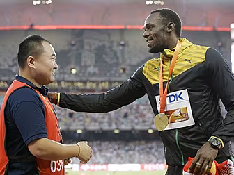 Cameraman presents Usain Bolt...