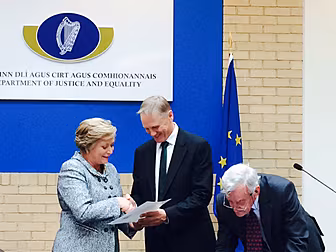 Joe Schmidt receives Irish cit...