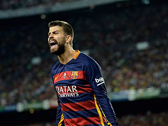 Pique's getting booed by S...
