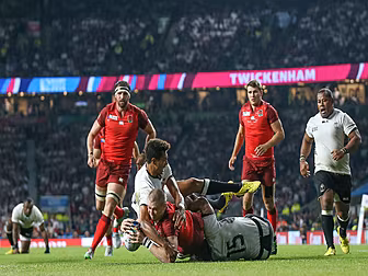 England defeat Fiji despite so...