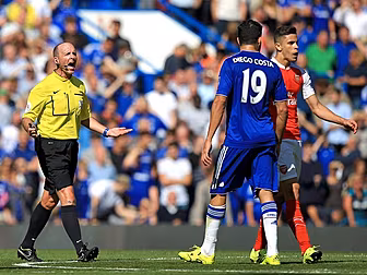 WATCH: Garth Crooks slams refe...