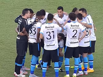 WATCH: Gremio team huddles aro...