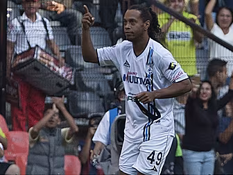 Ronaldinho poses for incredibl...