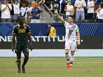 Robbie Keane scores goal of th...