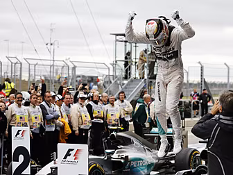 Lewis Hamilton wins second con...