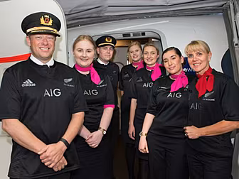 Qantas flight crew wear New Ze...