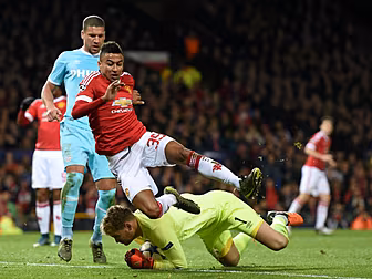 Dour Man United fail to seal k...