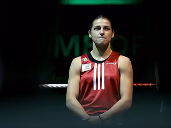 Katie Taylor breezes through f...