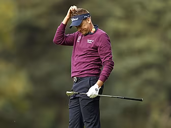 WATCH: Ian Poulter skiing his...