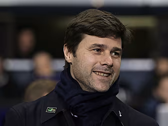 Mauricio Pochettino signs a co...