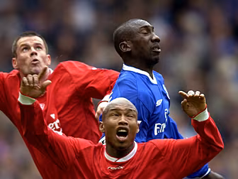 Jamie Carragher swats away El...