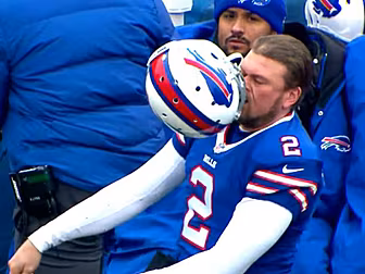 WATCH: NFL player hit himself...