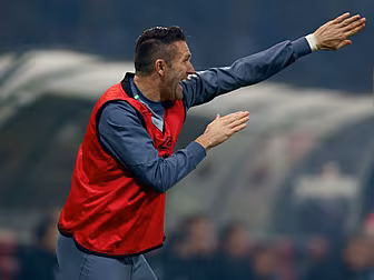 Robbie Keane moves one step cl...