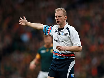 WATCH: Referee Wayne Barnes un...