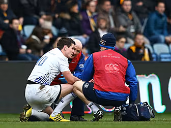 Johnny Sexton suffers worrying...