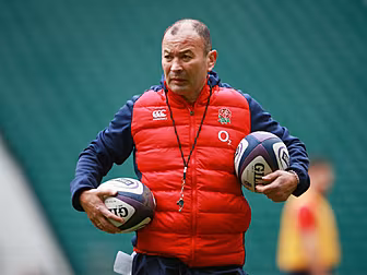 Eddie Jones names his first te...