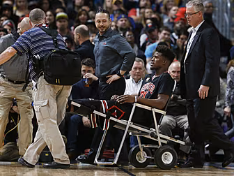 WATCH: Injured NBA player leav...